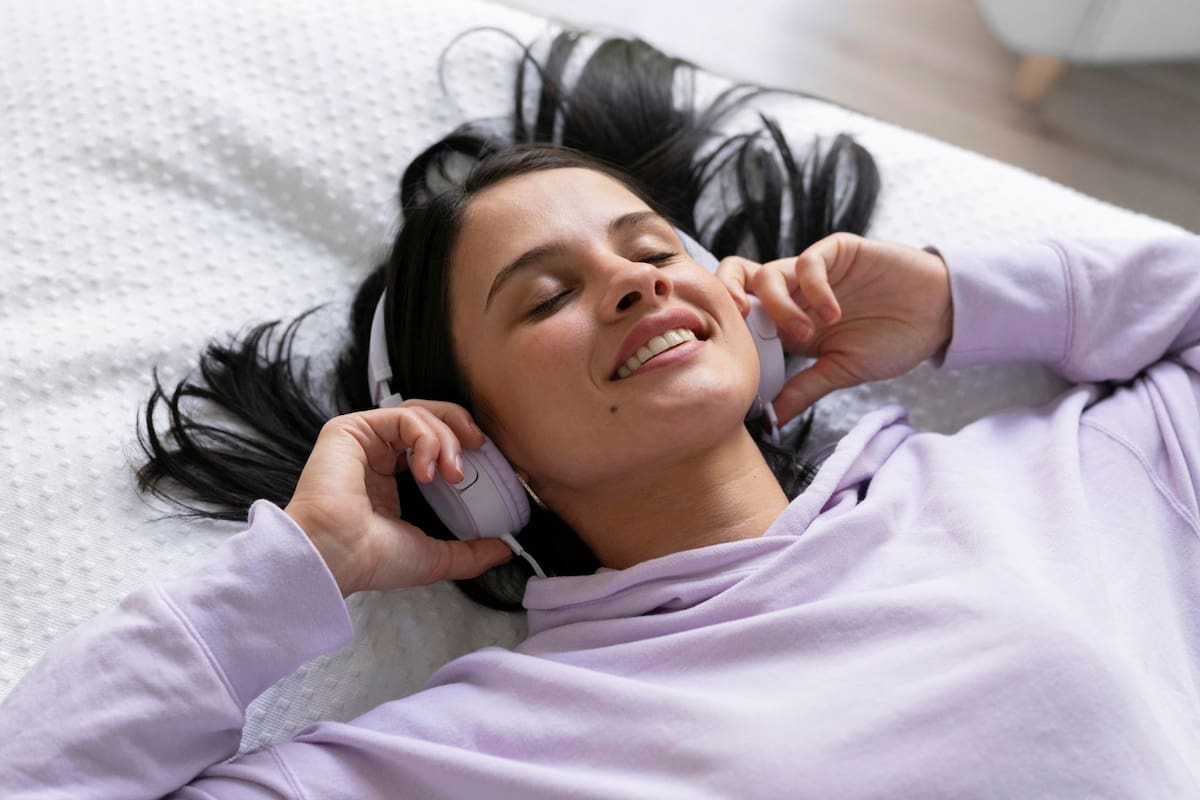 Reproducir tu música favorita en bucle no es falta de variedad, sino un hábito saludable usado por el cerebro como herramienta de autorregulación para encontrar seguridad y reducir la incertidumbre en momentos de estrés
