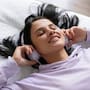 Reproducir tu música favorita en bucle no es falta de variedad, sino un hábito saludable usado por el cerebro como herramienta de autorregulación para encontrar seguridad y reducir la incertidumbre en momentos de estrés