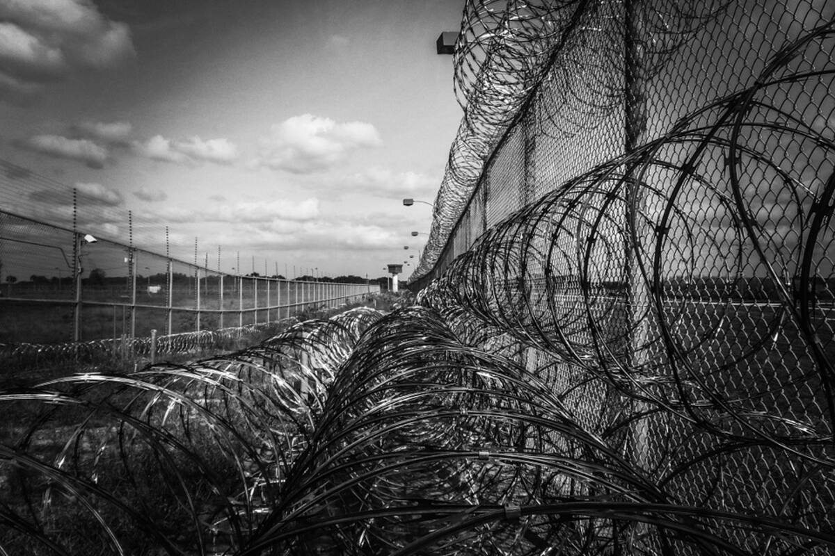 Pelea en cárcel deja 58 reos heridos en California