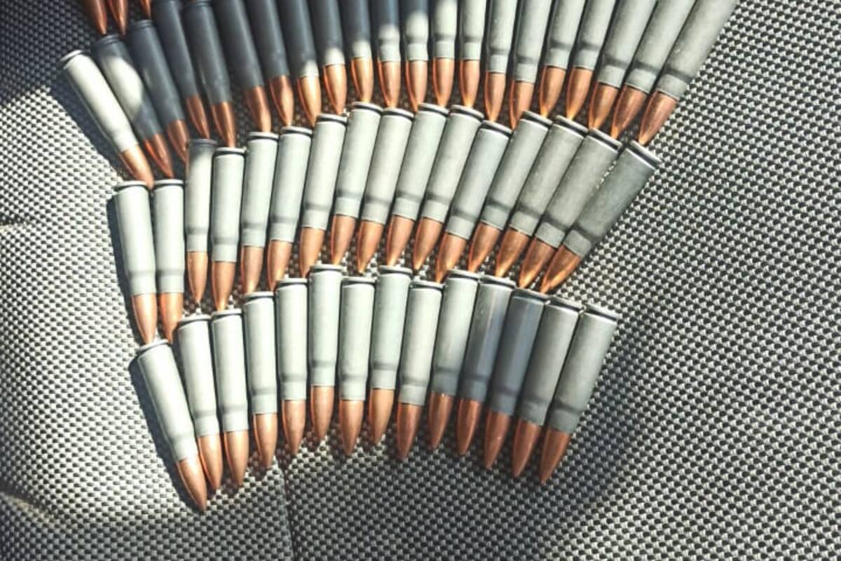 Con rifles y decenas de cartuchos aseguran a traficantes de personas