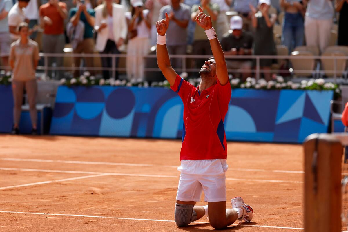 El tenista serbio Novak Djokovic celebra al conseguir la medalla de oro al vencer al español Carlos Alcaraz en la final individual masculina de tenis de los Juegos Olímpicos de París 2024 este domingo, en la capital gala. | Crédito: EFE/Juanjo Martín