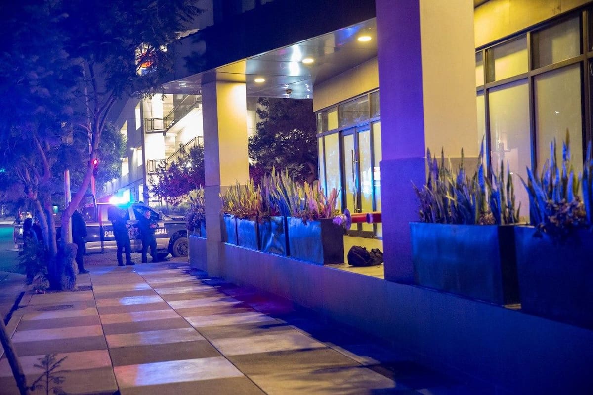 Una cartulina con un mensaje amenazante, una cabeza de cerdo y cuatro cartuchos fueron localizados frente a un edificio de consultorios médicos; la Fiscalía investiga el caso. Foto: Border Zoom