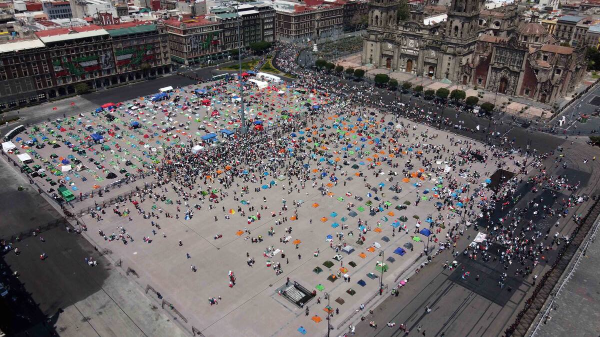 EUM20201003SOC33.JPG
CIUDAD DE MÉXICO. Protest/Protesta-Frenaaa.- 3 de octubre de 2020. Aspectos del plantón del Frente Nacional Anti AMLO (Frenaaa) en el Zócalo capitalino, que a partir de este sábado ocupa la plancha completa. Foto: Agencia EL UNIVERSAL/Diego Prado/EELG