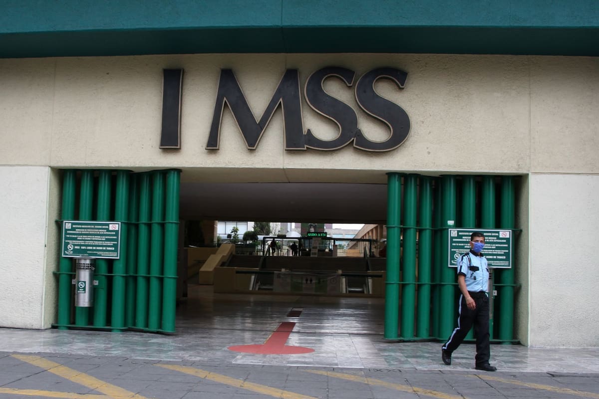 CIUDAD DE MÉXICO DE MÉXICO, 09ABRIL2020.- El Instituto Mexicano del Seguro Social, ha reportado 89 contagios por COVID-19 y 5 muertes de su personal a nivel nacional por dicho virus. Cabe mencionar que en distintas ocasiones el personal del IMSS ha manifestado la falta de insumos y protocolos para la atención del coronavirus.
FOTO: ROGELIO MORALES /CUARTOSCURO.COM