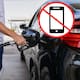 Especialistas aclaran que la prohibición de usar el celular en gasolineras persiste por precaución, aunque el principal riesgo de incendio es la electricidad estática