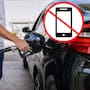 Especialistas aclaran que la prohibición de usar el celular en gasolineras persiste por precaución, aunque el principal riesgo de incendio es la electricidad estática