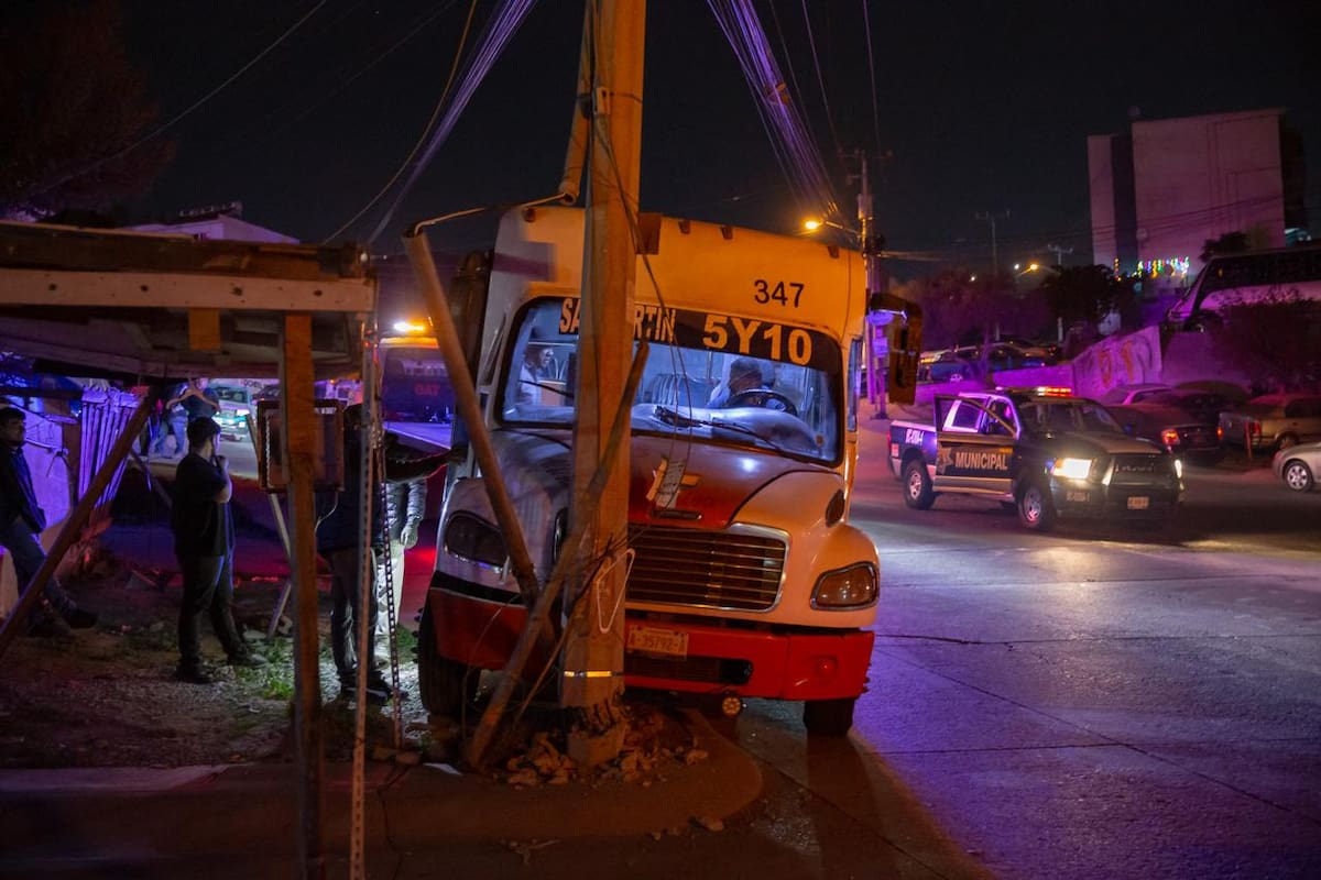 Falla mecánica habría provocado choque de camión; pasajeros se arrojaron y el chofer fue detenido. Foto: Border Zoom