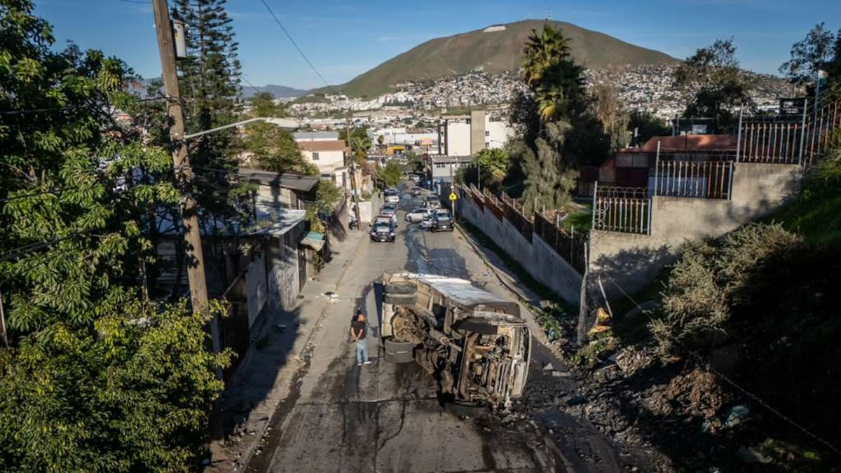 La unidad comenzó a incendiarse, bomberos lograron sofocar las llamas y no se reportaron personas lesionadas. Foto: Border Zoom