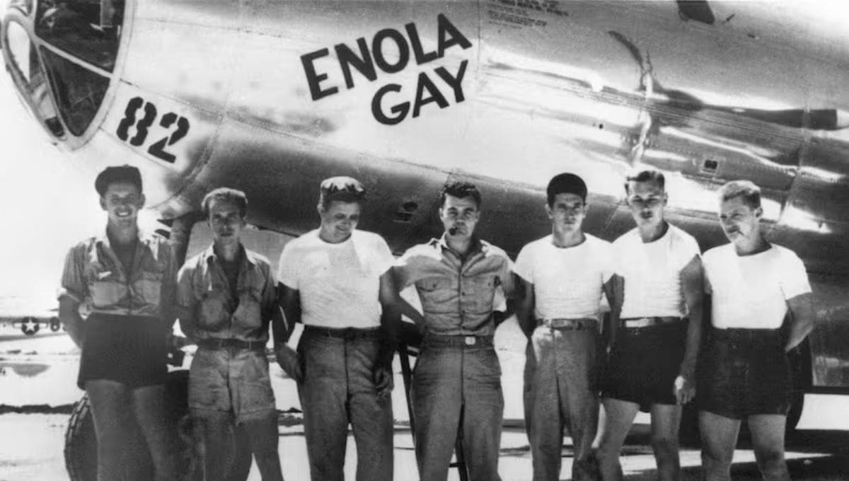 El 6 de agosto de 1945, Paul Tibbets pilotó el Enola Gay y lanzó la primera bomba atómica sobre Hiroshima, causando una destrucción sin precedentes.