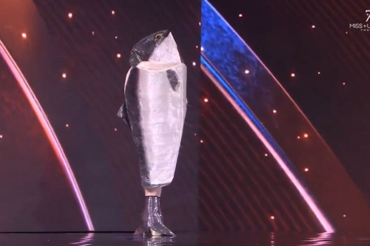 Miss Noruega se vuelve tendencia al aparecer con un traje de salmón en Miss Universo 2025