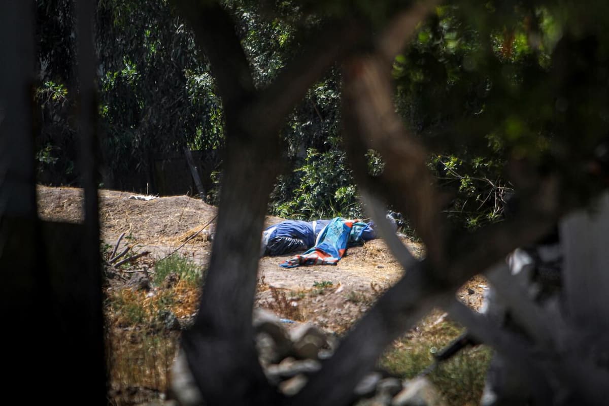 El cuerpo fue localizado en el cruce de las calles Nuevo León e Independencia; hasta el momento, la identidad de la víctima no ha sido revelada. Foto: Border Zoom.