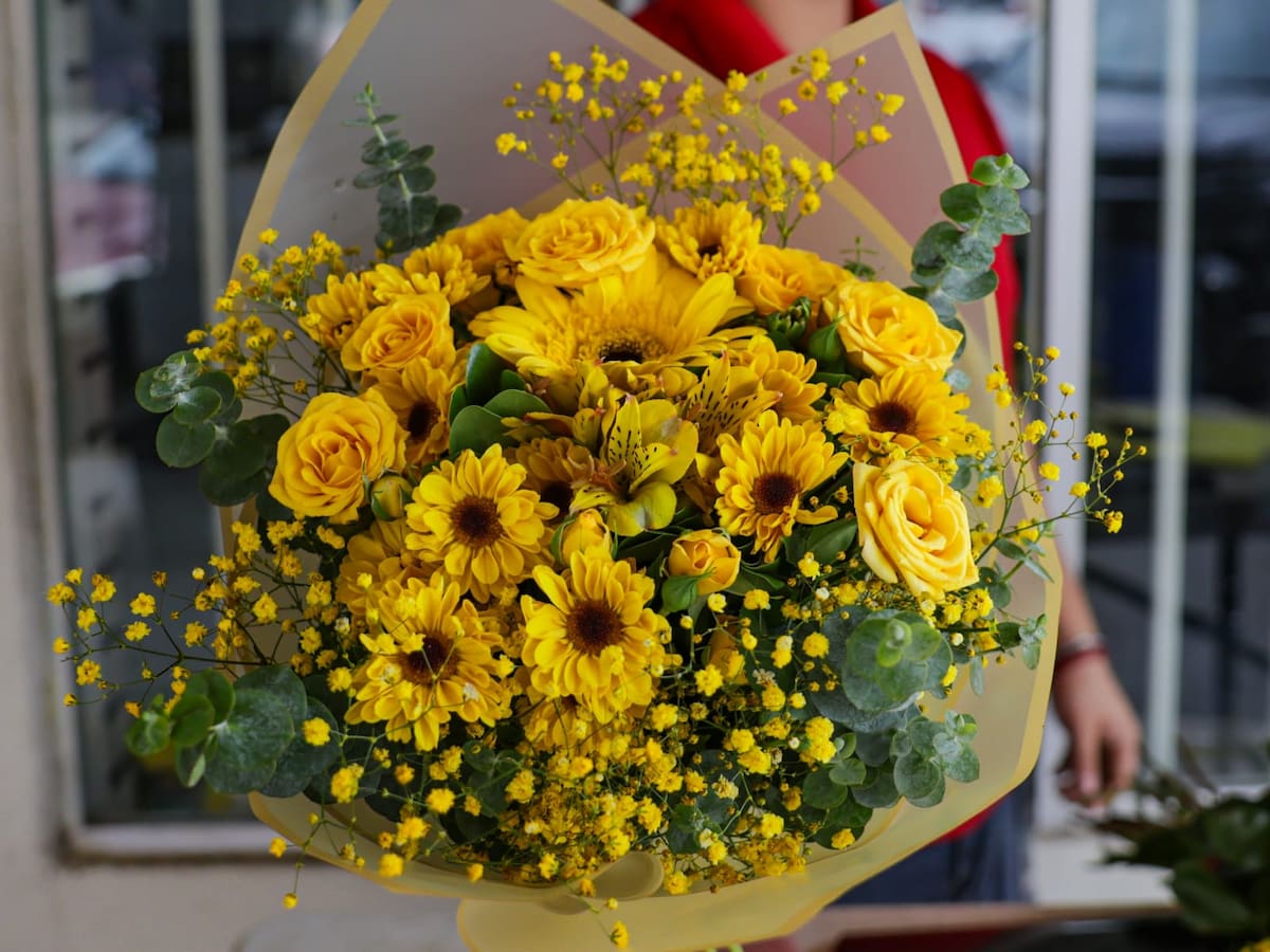 El amarillo, asociado a la alegría y la esperanza, representa un vínculo especial y duradero con la persona que lo recibe. l Foto: Javier Gallegos
