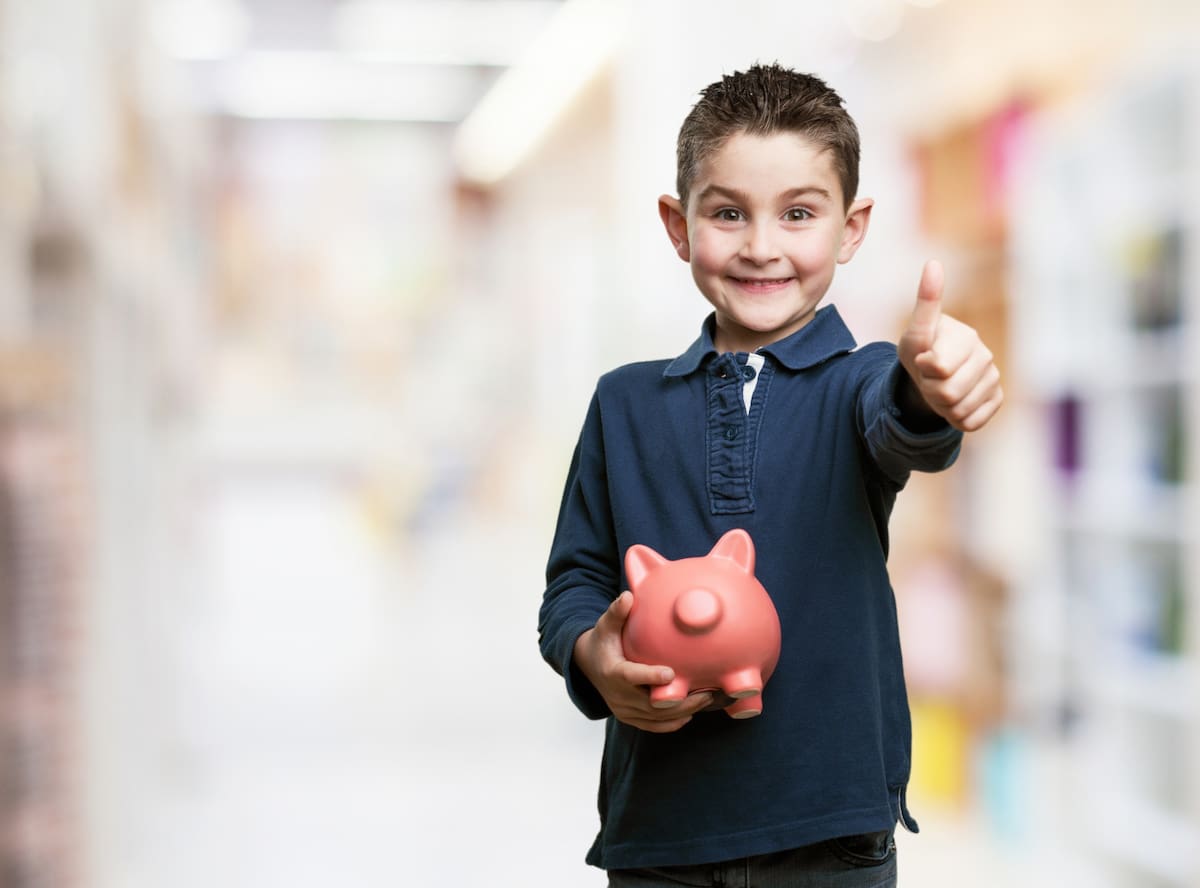 Los niños también pueden implementar estrategias de ahorro para cumplir sus metas y a la vez adquirir el hábito
