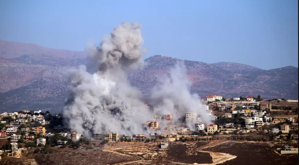 Humo elevandose como resultado de un ataque aéreo israelí. / EFE-STR.