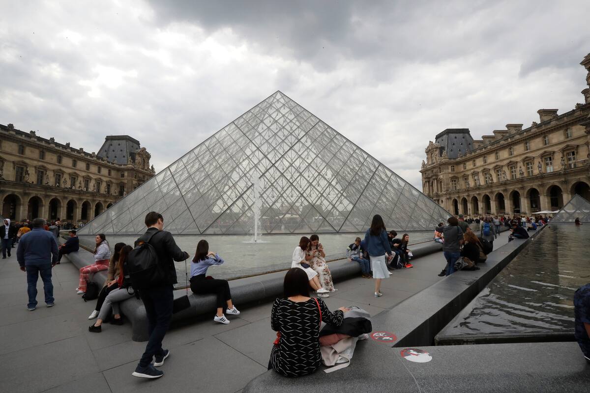Por aglomeración de turistas el Louvre cierra sus puertas