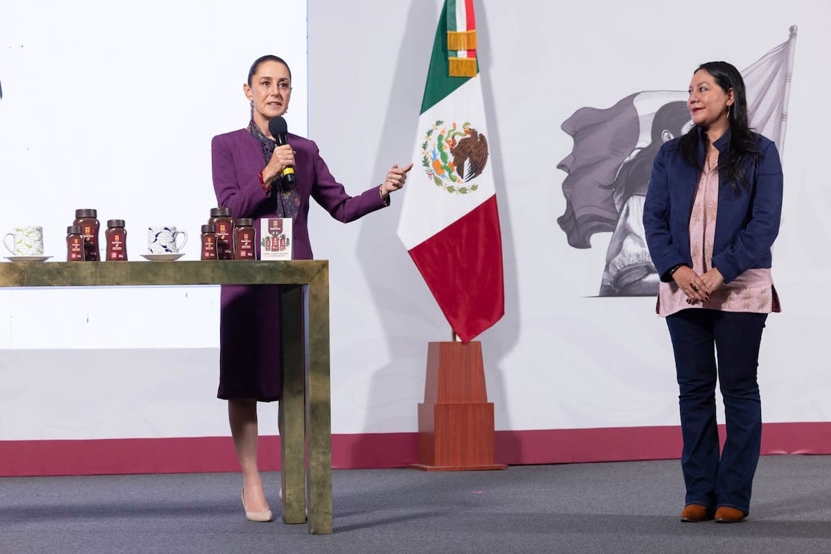 Cuauhtémoc, Ciudad de México. 3 de septiembre 2025. La presidenta constitucional de los Estados Unidos Mexicanos, la Doctora Claudia Sheinbaum Pardo en conferencia de prensa matutina en el salón de la Tesorería de Palacio Nacional. La acompañan: Julio Berdegué Sacristán, Secretario de Agricultura y Desarrollo Rural; María Luisa Albores, Directora General de Seguridad Alimentaria Mexicana y Miguel Ángel Elorza Vásquez, coordinador de Infodemia. Foto: Gabriel monroy/Presidencia