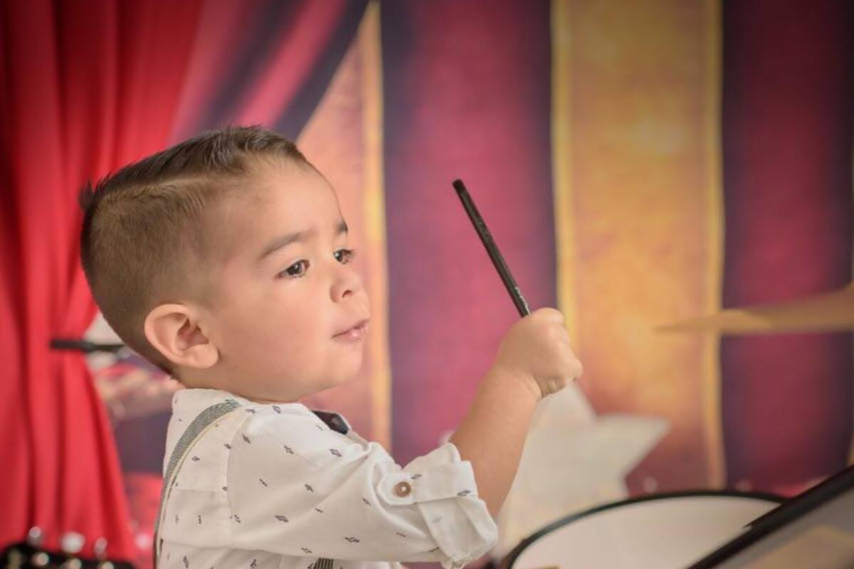 Elías, el niño 'rockstar' que toca la batería con sólo dos años
