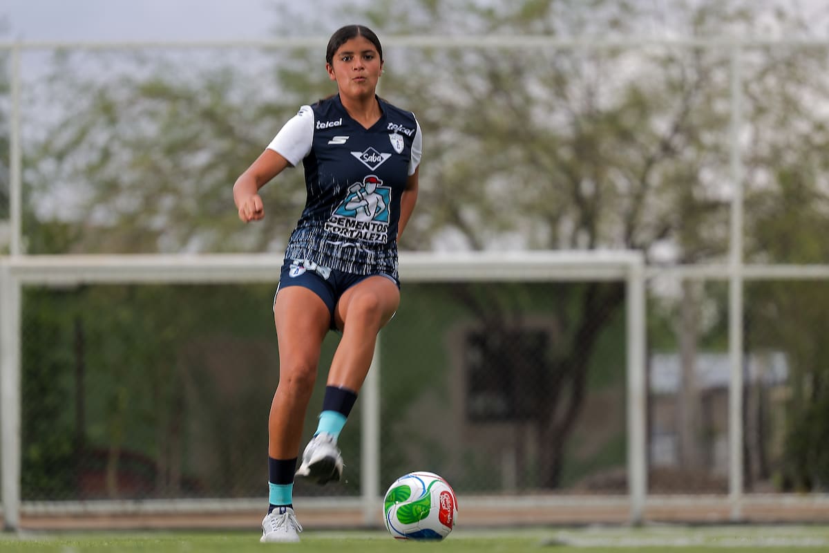 Lucía Yazmín obtuvo en 2025 una beca para estudiar y entrenar en la Universidad del Futbol del Club Pachuca.