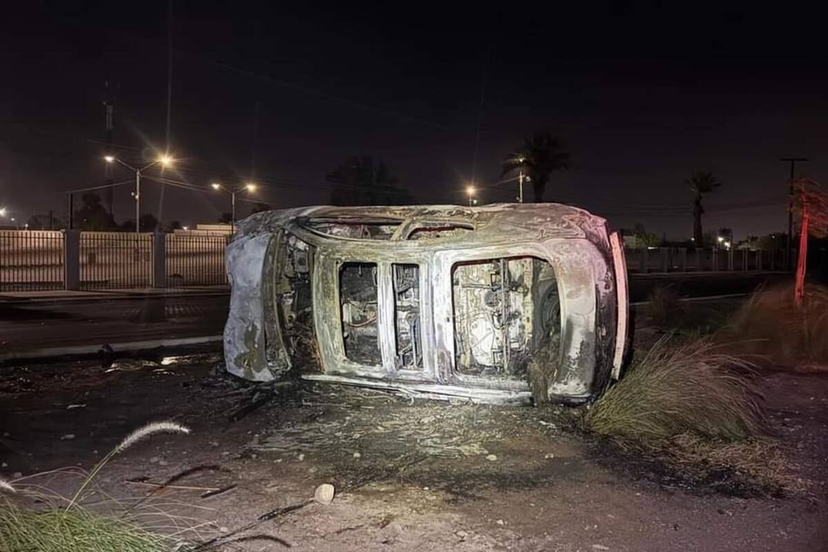 Vehículo volcado e incendiado es abandonado en Gómez Morín