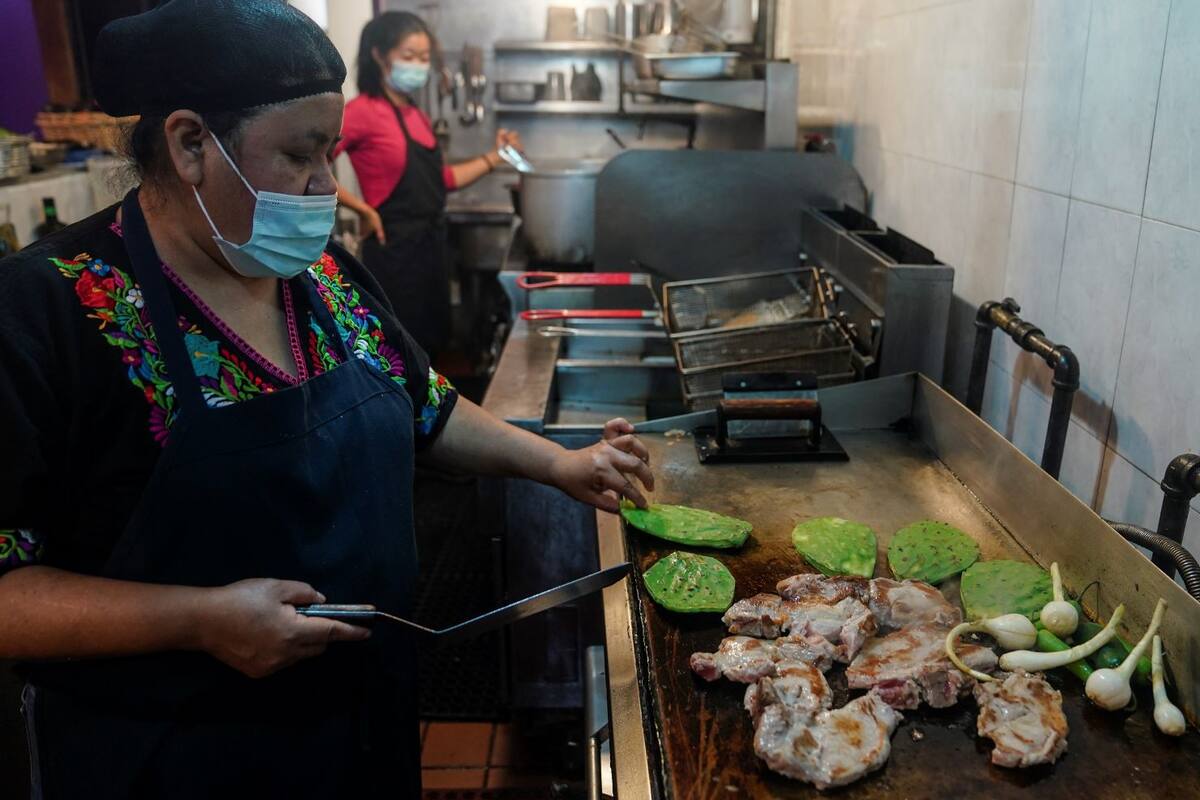 Familia mexicana cocina para los pobres de NY en pandemia