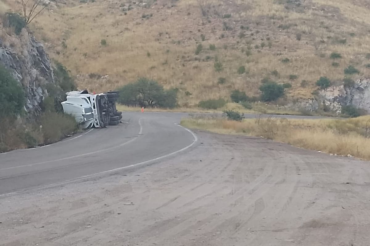 Se accidenta camión cisterna y cierran carretera Ímuris-Cananea