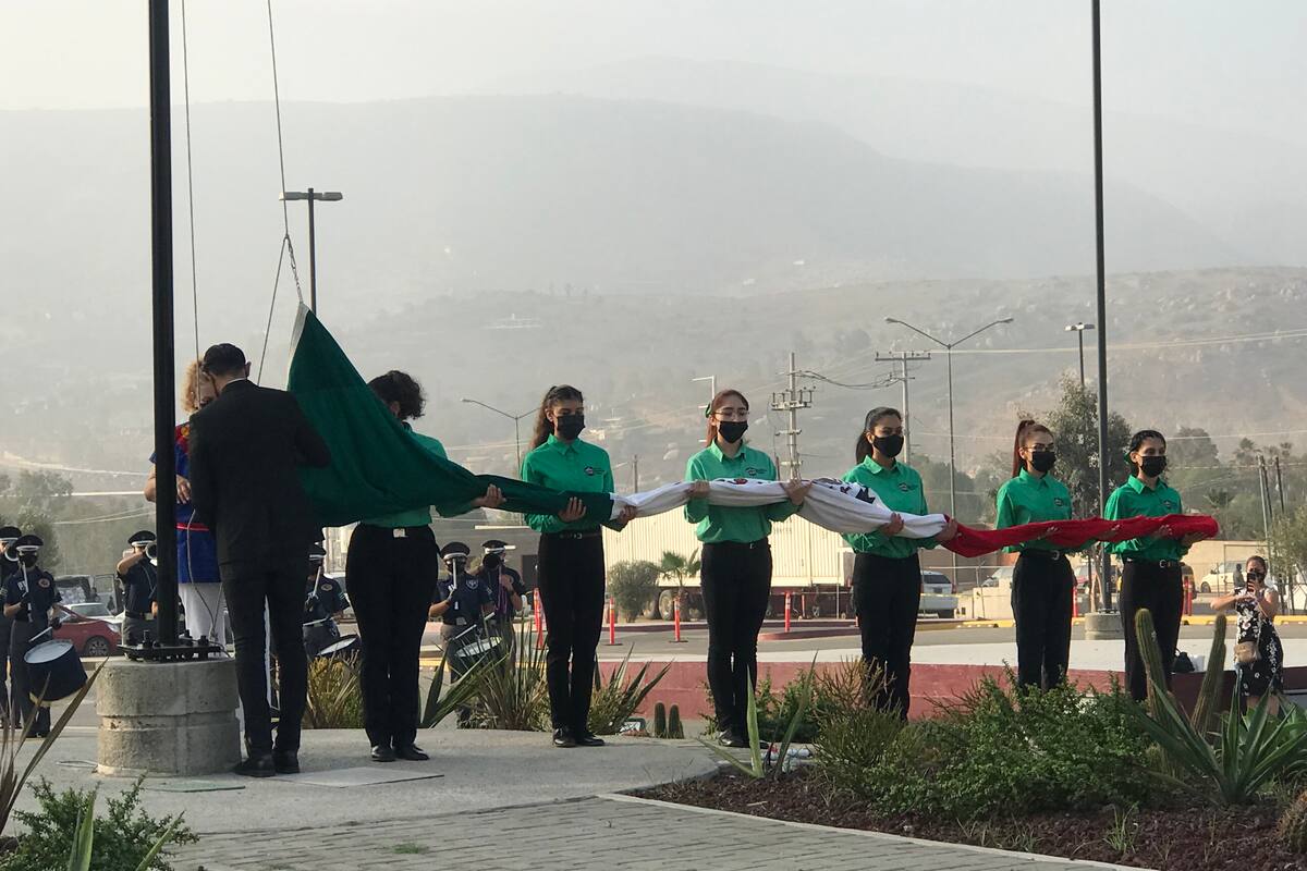 Conmemora el gobierno de BC 211 aniversario de inicio del movimiento de independencia con izamiento de bandera