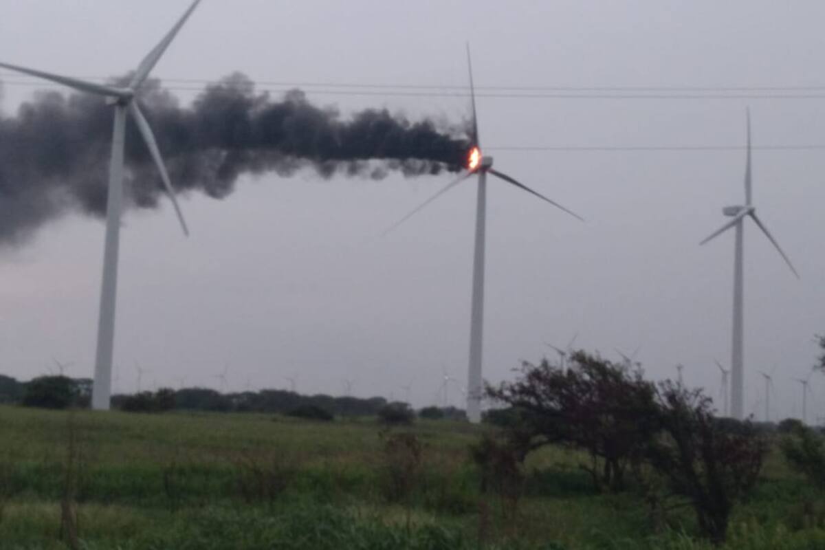 Se incendia aerogenerador en Oaxaca tras caída de un rayo