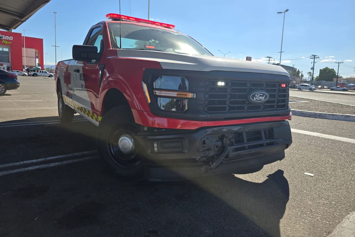 Vehículo choca unidad de la Cruz Roja tras no ceder el paso