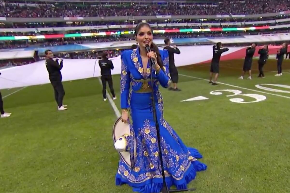 Ángela Aguilar y otros famosos que cantaron mal el Himno Nacional