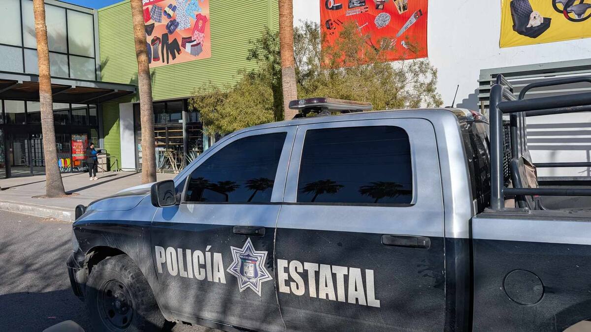 Policía resguarda tiendas chinas en Hermosillo tras operativo contra contrabando. Foto: Julián Ortega