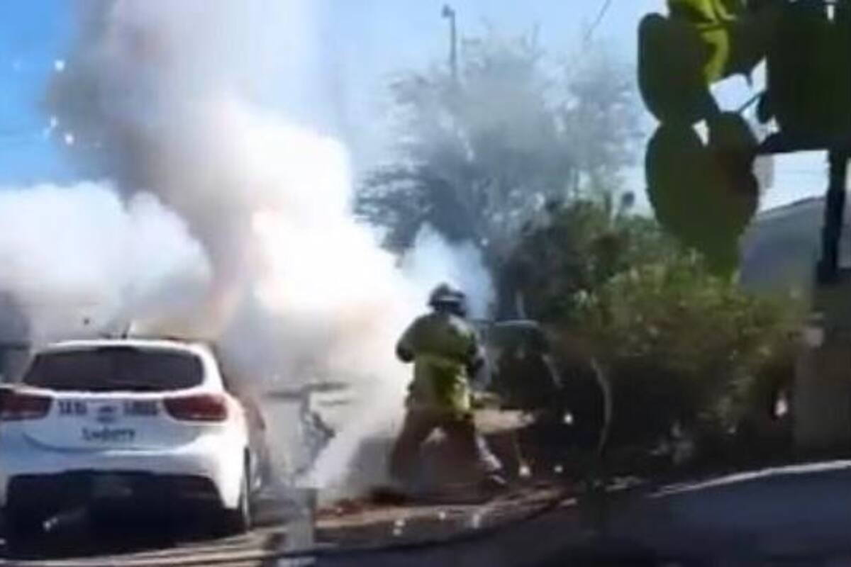 Bombero sufre heridas al estallar cristal de taxi incendiado