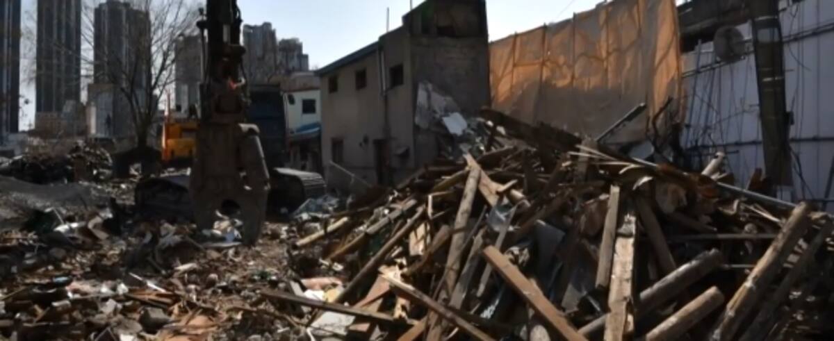 Restos del edificio colapsado en Jegi-dong, donde un trabajador perdió la vida y otro resultó herido. Las autoridades analizan las causas del accidente. / YTN