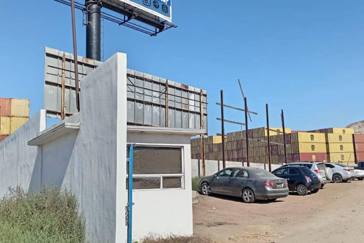 Preocupa presencia de contenedores junto a una escuela en Ensenada