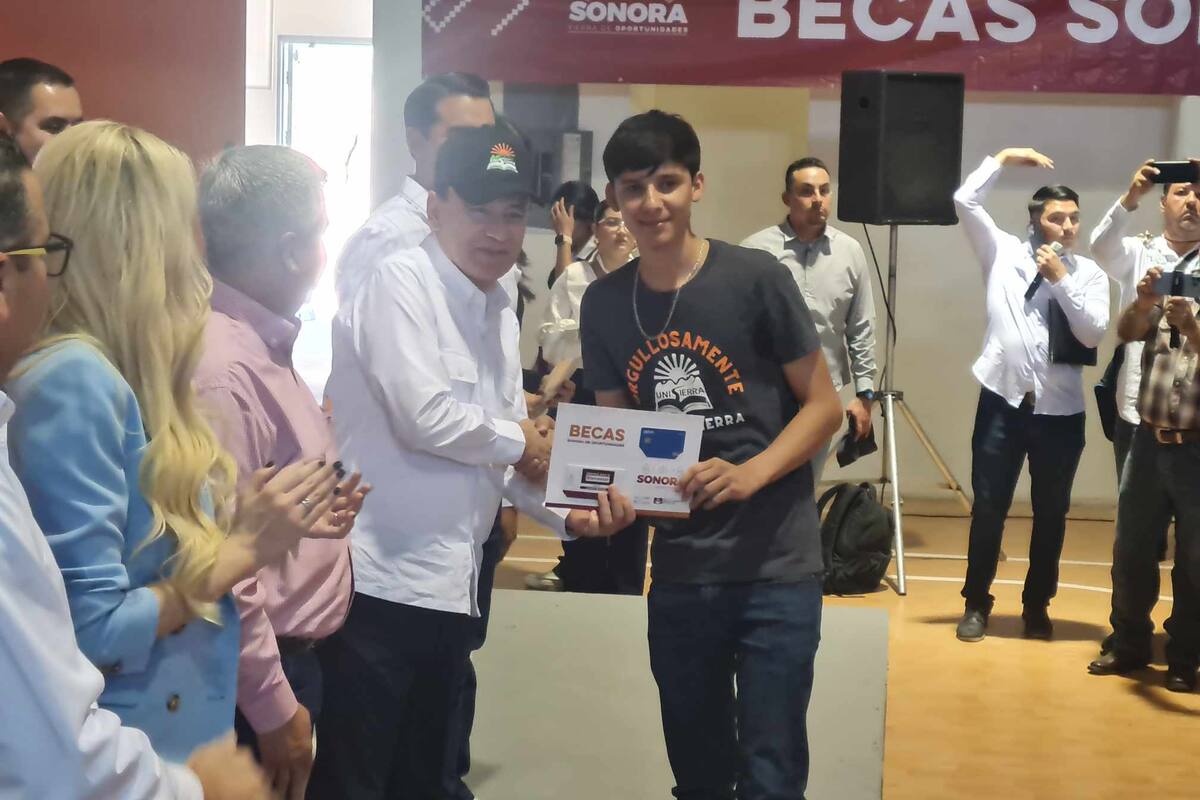 Alfonso Durazo otorga 584 becas y tarjetas de celular a estudiantes de la Universidad de la Sierra