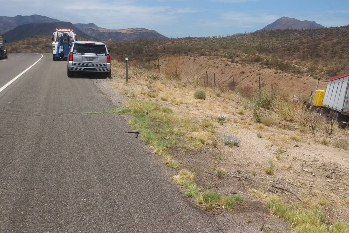 Trailero embiste automóvil, mueren cinco en Arizona