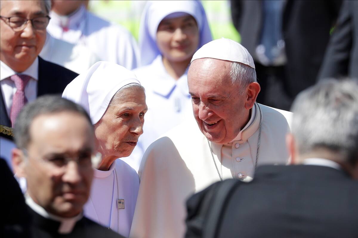El papa Francisco habla con su prima, Ana Rosa Sivori, a su llegada a la terminal militar en el aeropuerto de Don Muang, el miércoles 20 de noviembre de 2019, en Bangkok, Tailandia. (AP Foto/Gregorio Borgia)