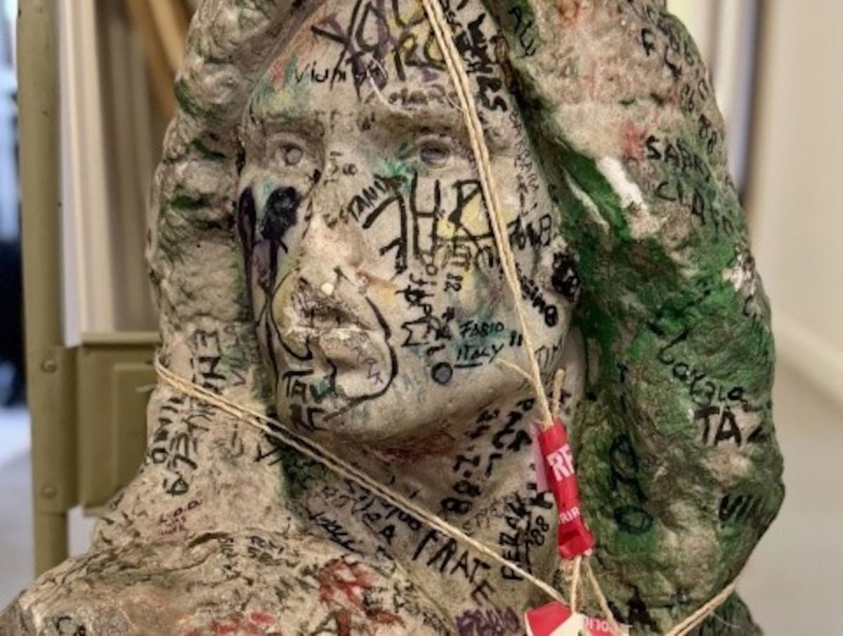 El busto de la tumba de Jim Morrison fue encontrado con graffiti