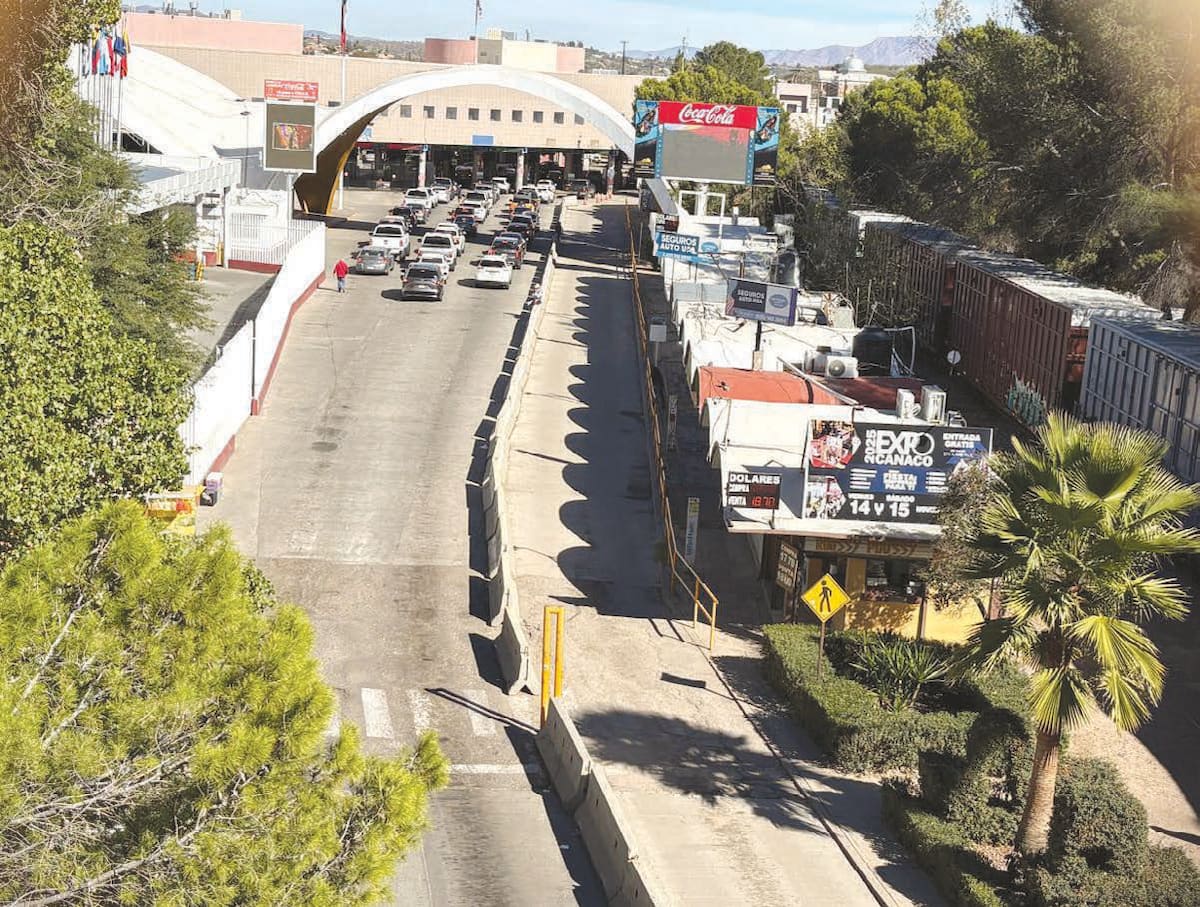 Hasta las 16:00 horas del jueves 27 de noviembre, las garitas Mariposa y Dennis DeConcini de Nogales mantuvieron cortas filas vehiculares para cruzar a los Estados Unidos, con tiempos de espera inferiores a los 30 minutos de espera. FOTO: MANUEL JIMÉNEZ