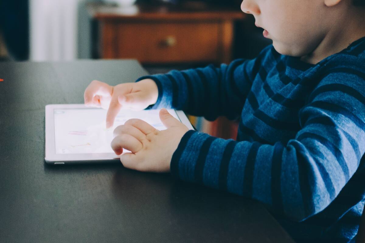 Alertan por efectos muy negativos en bebés y niños que usan celulares y tablets desde muy pequeños
