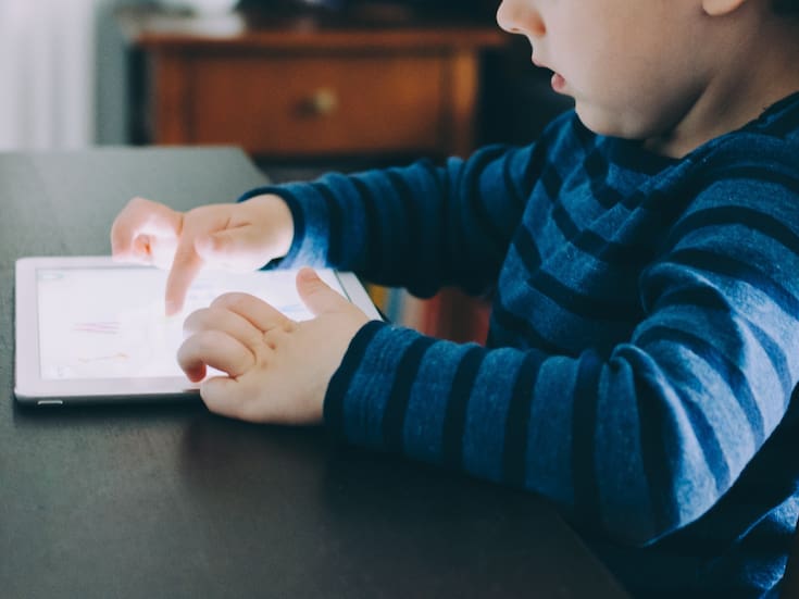 Alertan por efectos muy negativos en bebés y niños que usan celulares y tablets desde muy pequeños
