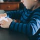 Alertan por efectos muy negativos en bebés y niños que usan celulares y tablets desde muy pequeños