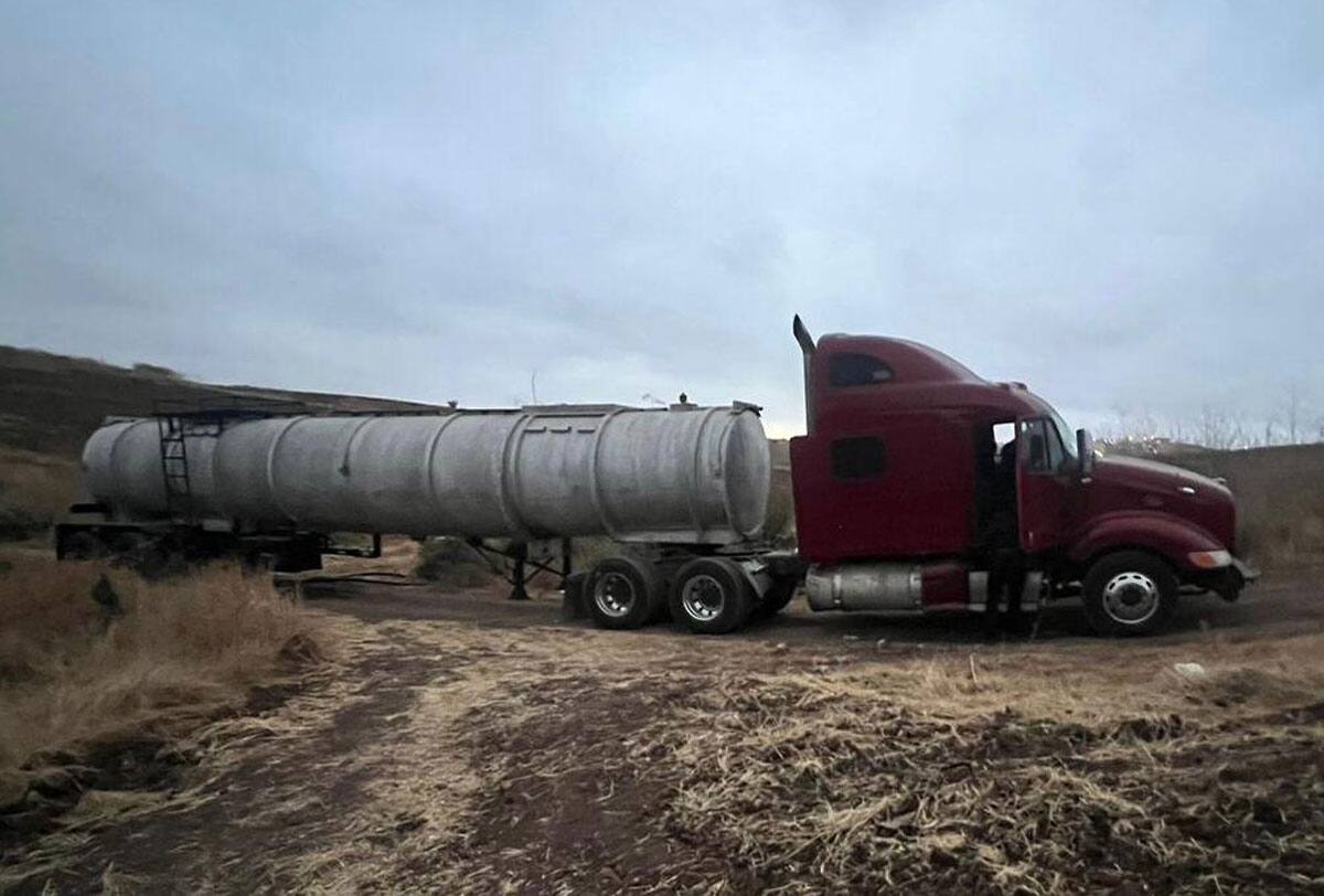El vehículo fue asegurado bajo el resguardo de personal de seguridad física de Pemex para su remolque a un lugar seguro.