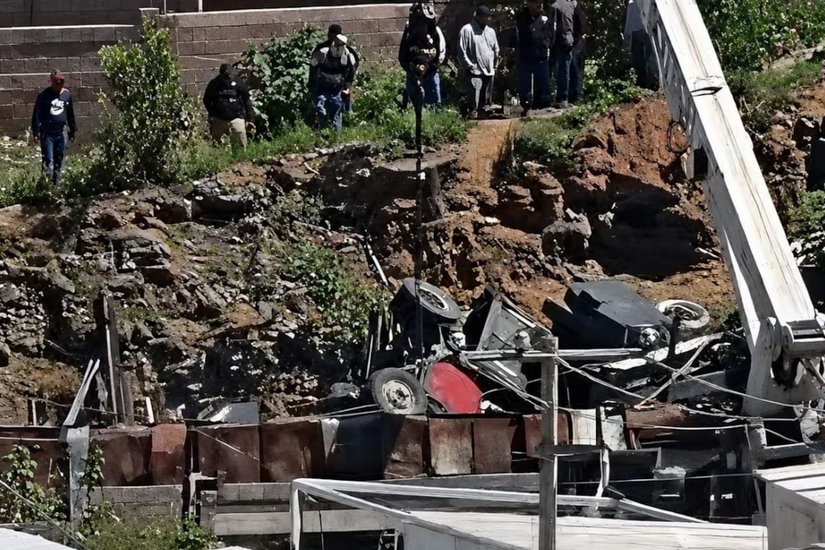 Camión se voltea y cae sobre dos vehículos en Nogales