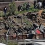 Camión se voltea y cae sobre dos vehículos en Nogales