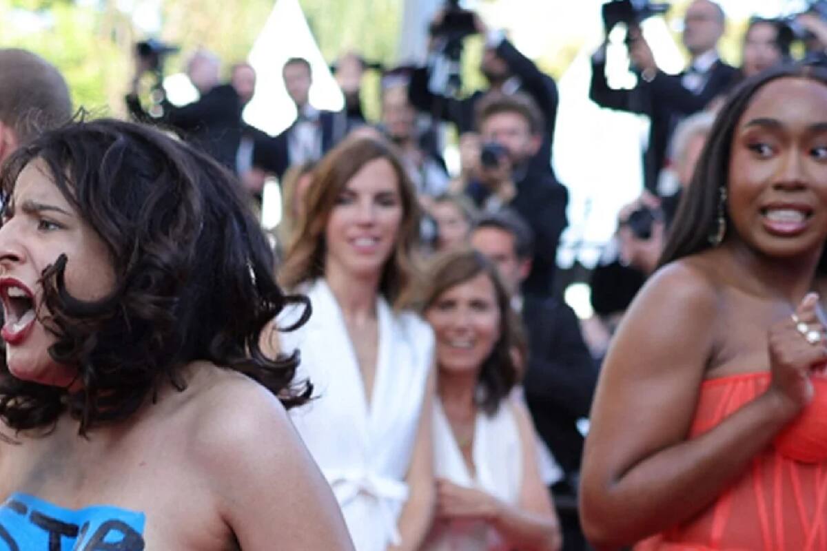 Video: Mujer desnuda irrumpe en la alfombra roja de Cannes en protesta por violaciones que sufren en Ucrania