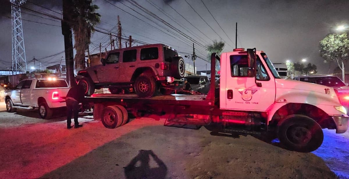Uno de los vehículos asegurados es una camioneta tipo SUV, marca Jeep, modelo 2021, gris, con placas de circulación de California.