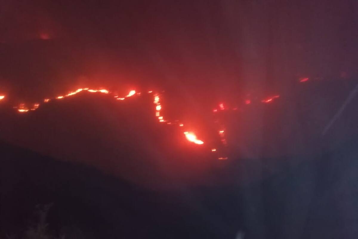 Cerrada carretera Libre Ensenada -La Misión por incendio forestal