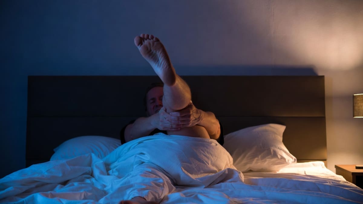 Expertos explican las causas más comunes de los calambres nocturnos, desde deshidratación hasta sedentarismo, y qué cambios en tu rutina pueden reducir su frecuencia y mejorar la calidad del sueño