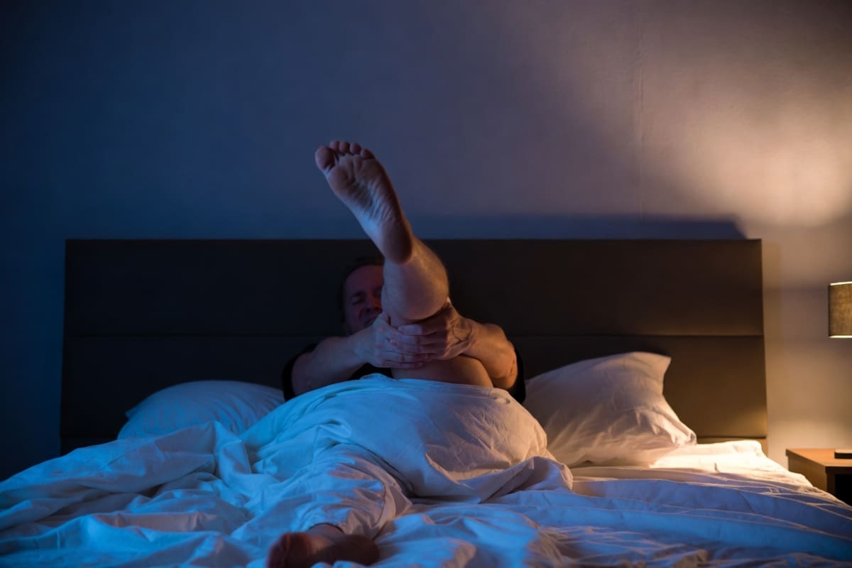 Expertos explican las causas más comunes de los calambres nocturnos, desde deshidratación hasta sedentarismo, y qué cambios en tu rutina pueden reducir su frecuencia y mejorar la calidad del sueño