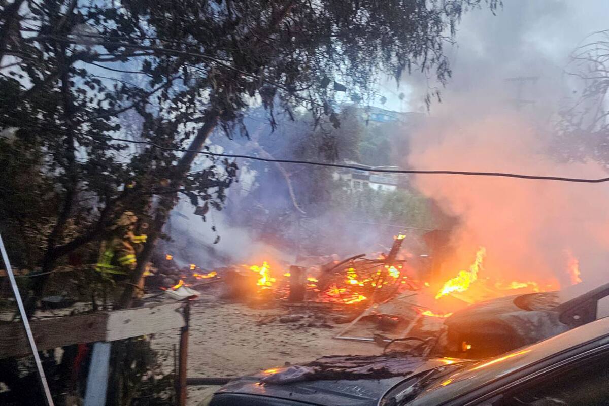 Incendio consume dos viviendas en predio invadido